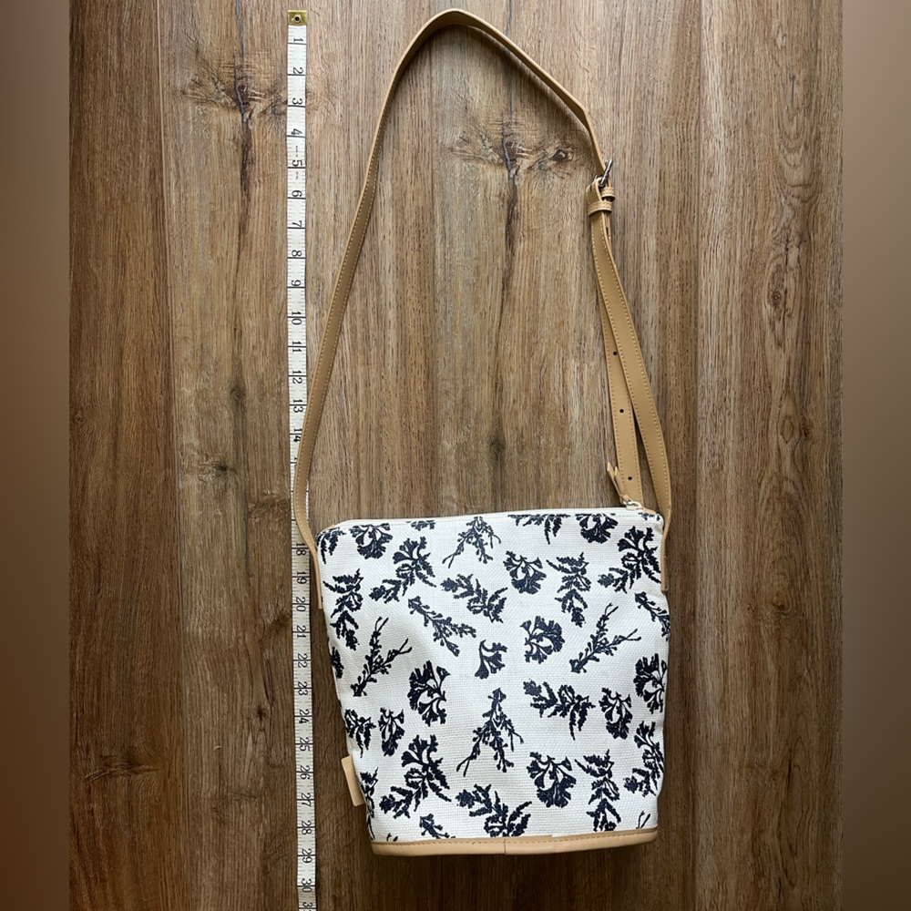 NWOT White/ Blue Floral Vera Bradley Crossbody Bag - Picture 7 of 8